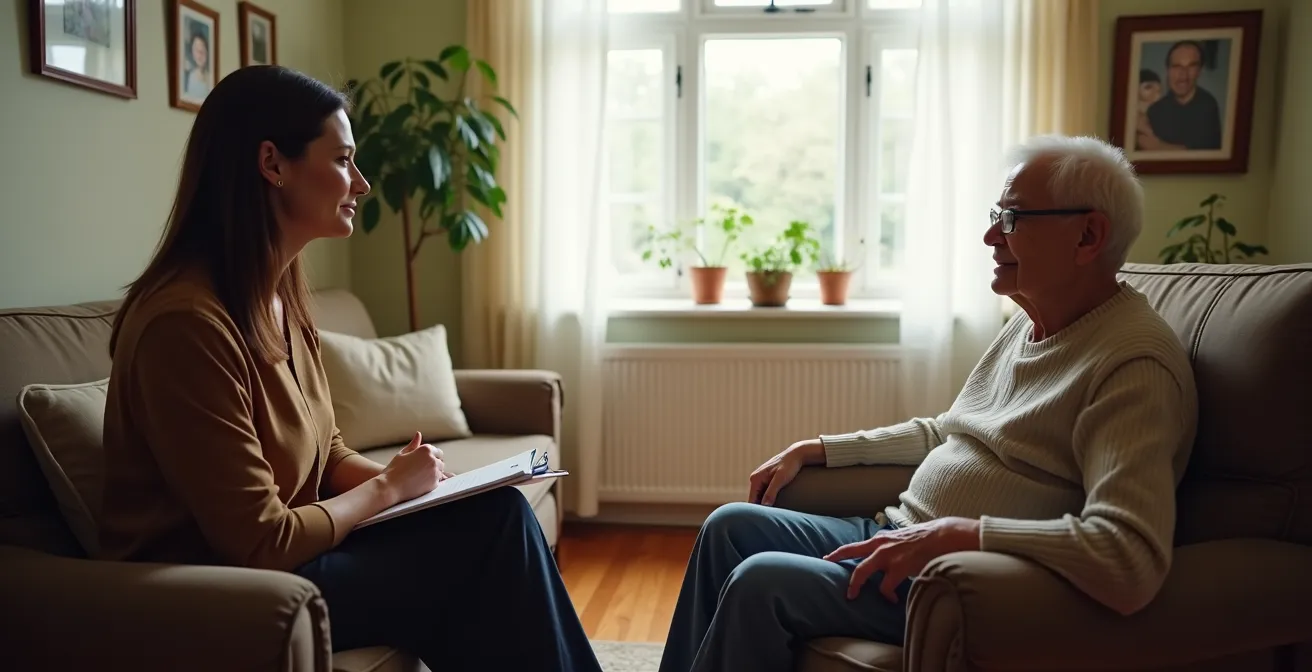 Assistante sociale en visite à domicile prenant des notes lors d'un entretien avec une personne âgée